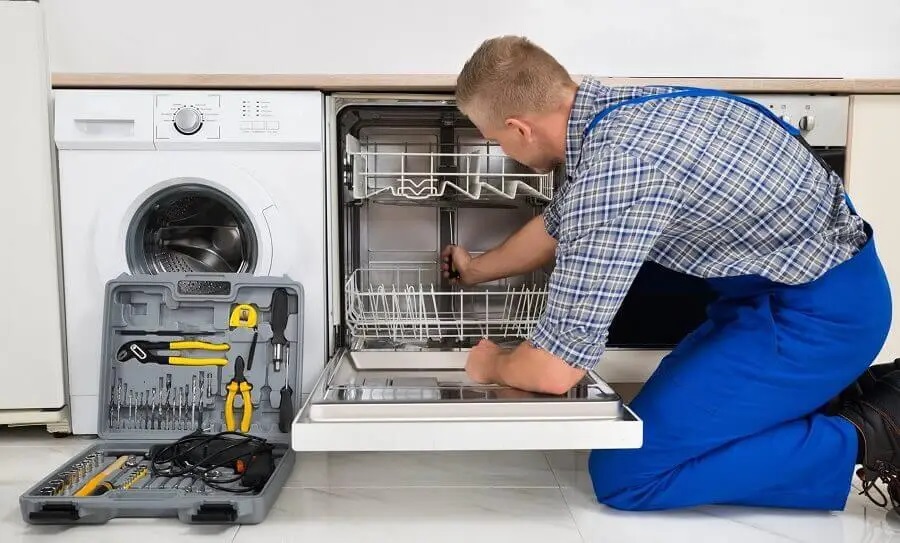 Gölbaşı Siemens servisi teknisyen ekibi beyaz eşya tamiri yaparken